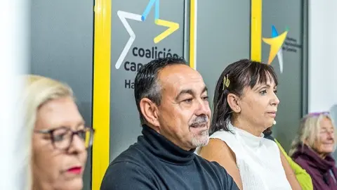 Víctor Robayna en la sede de su partido en Haría.