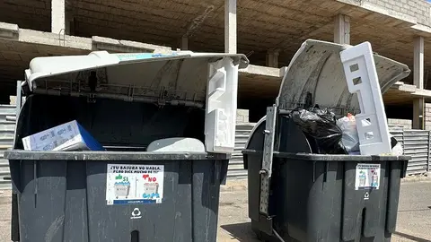 Imagen de contenedores en mal estado en Arrecife.