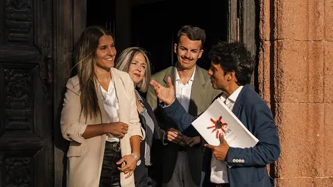 Jenifer Galaěn junto a los concejales del PSOE.