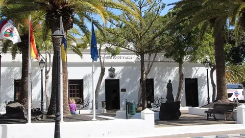 Fachada del Ayuntamiento de Yaiza.