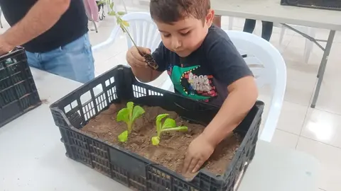 Uno de los pequeños aprende a crear un huerto, que irá instalado en azoteas de Arrecife 