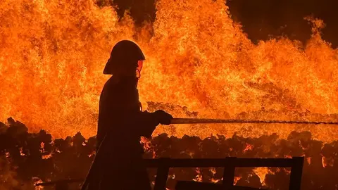 Bomberos del Consorcio de Seguridad y Emergencias controlando las llamas.