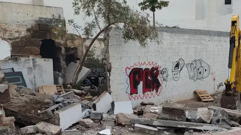 El Ayuntamiento de Arrecife derriba una casa vieja por seguridad, y evitar sea un  foco de okupas . Maquinaria municipal trabajando hoy 
