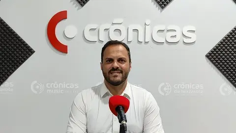 Yonathan de León en los estudios de Crónicas Radio.
