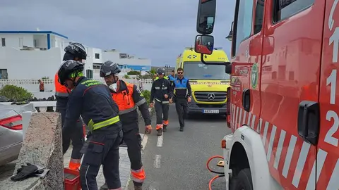 Imagen de la actuación de los bomberos y de la Policía Local.