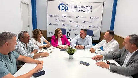 Imagen de archivo de un  encuentro mantenido por los máximos representantes del PP en Lanzarote.