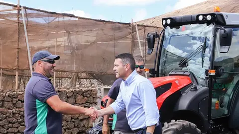 Oswaldo Betancort visitando una granja agricola.