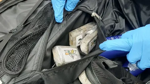 Hachís incautado por la Guardia Civil dentro de la maleta.