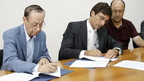 Antonio Coll con Pedro San Ginés durante la cesión del archivo fotográfico al Cabildo de Lanzarote.