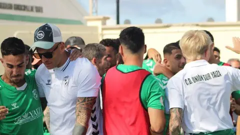 Los jugadores y el cuerpo técnico durante la celebración de la importante victoria que cierra una gran temporada en Canarias