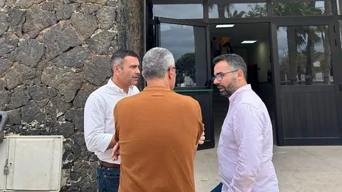 Oswaldo Betancort junto a Marci Acuña y Echedey Eugenio.