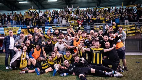 Imagen del Portugalete celebrando su temporada con la afición.