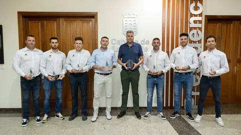 Recepción de los bomberos del equipo de rescate.