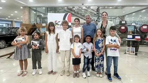 Los niños premiados con los represenantes de CICAR y de la Asociación Mercedes Medina.