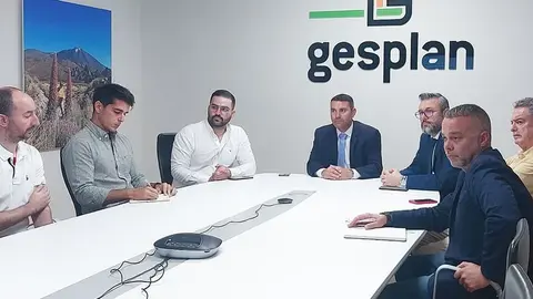 Oswaldo Betancort y Jesús Machín con los componentes de Gesplan.