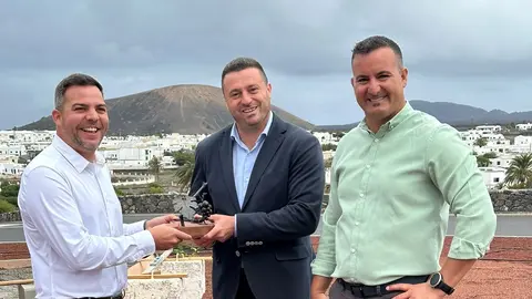 Óscar Noda y Ángel Lago junto a Jacobo Medina en la rotonda en la que se está instalando la escultura