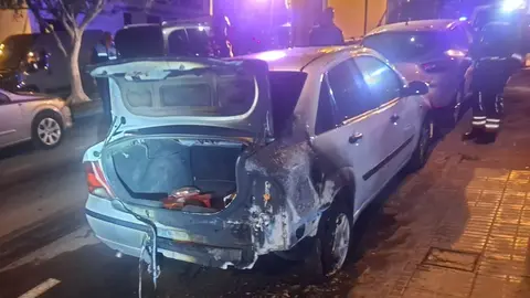 Estado en el que quedó el vehículo que ardió en la calle La Fermina.