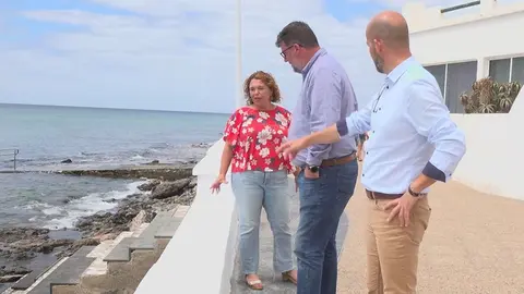 Isidro Pérez junto a Marlene Romero y Raúl de León en la avenida de Playa Honda.