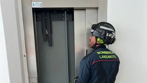 Instante en el que lograron abrir la puerta los bomberos del Consorcio