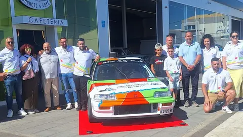 Momento de la presentación del vehículo con los pilotos, la familia, alguno de los patrocinadores y el consejero de Deportes del Cabildo de Lanzarote