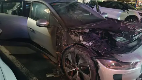 Imagen del coche totalmente calcinado en su parte delantera