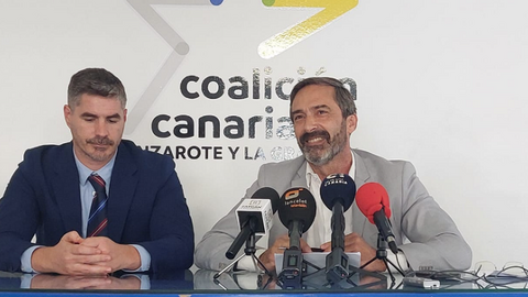 Pedro San Ginés sonriente en una de las ruedas de prensa que ha dado tras ganar uno de los numeroso procesos judiciales en los que ha logrado salir adelante. A su lado su abogado, David Monte.