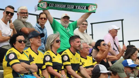 Imagen de los aficionados del Portugalete en la grada del campo del Yaiza