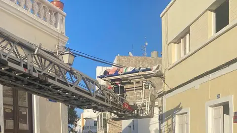 Momento del delicado traslado de la persona enferma.