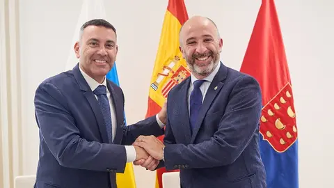 Oswaldo Betancort junto al ministro de Uruguay.