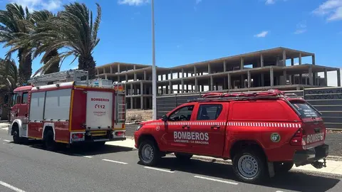 Momento de la llegada de los bomberos a la obra de Costa Teguise en la que se ha producido el accidente