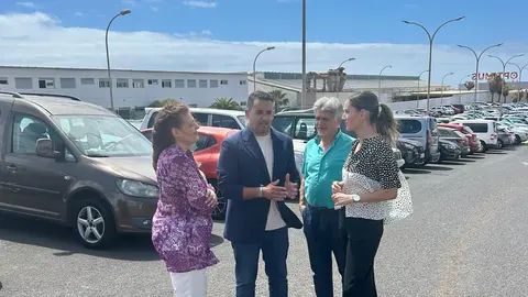 Miembros de NC en el parking del hospital