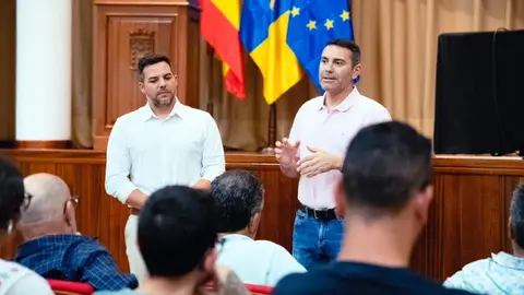 El presidente del Cabildo y el vicepresidente en la reunión que mantuvieron con los vecinos de El Golfo