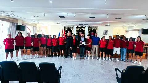 Arrecife recibe en el salón de plenos a las nuevas ganadoras del Orientación Marítima .