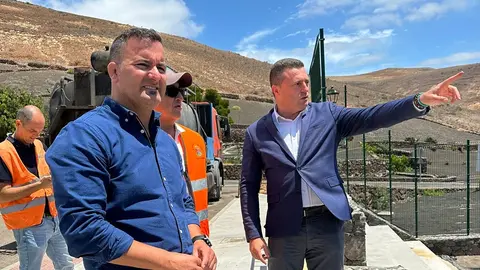 El alcalde de Yaiza, Óscar Noda, y el concejal de Obras Públicas y Deportes, Ángel Lago.