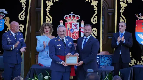 los honores institucionales aprobados por el pleno al Mando Aéreo de Canarias, al Aeródromo Militar de Lanzarote y al EVA 22 . Momento de la entrega de reconocimientos