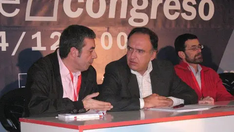 Manuel Fajardo en el centro de la imagen hablando con Carlos Espino cuando ambos dirigían el PSOE en los tiempos en los que saltó la Operación Unión. Al fondo Joaquín Caraballo durante la celebración de un congreso insular