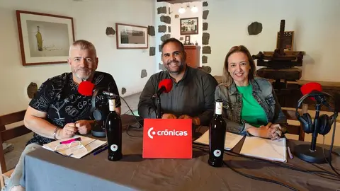 Chalo Frías, Samuel Martín y Laura San José en la Bodega Los Bermejos.