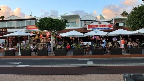 Terrazas en la avenida de Puerto del Carmen.