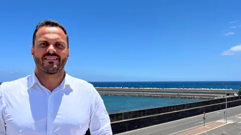 Arrecife estrena nuevas líneas de atraque. El alcalde Yonathan de León junto al nuevo Muelle de Naos y el Dique Sur.