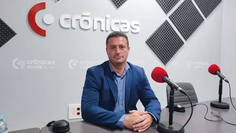 Óscar Noda en el estudio de Crónicas Radio.