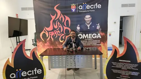 Echedey Eugenio presentando el programa de las fiestas de San Juan.