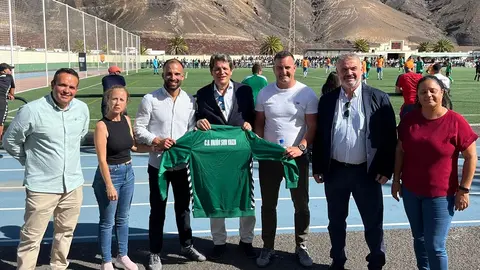 Ediles del Grupo de Gobierno de Yaiza presentes en el encuentro junto a directivos del club.