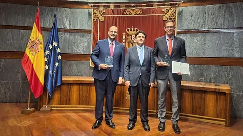 Adalberto de la Cruz Correa, Juzgado Decano de Arrecife, recibiendo el galardón.