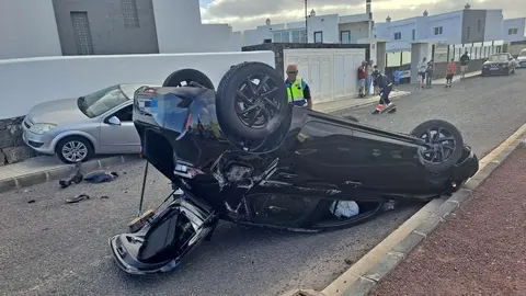 Imagen de uno de los vehículos volcados tras el fuerte accidente