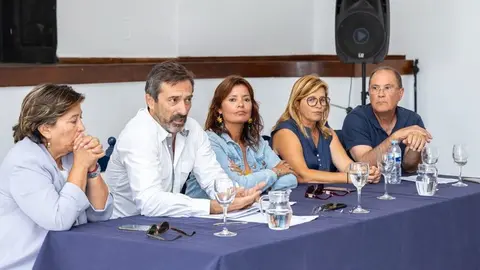 El senador por la Comunidad Autónoma y la alcaldesa de Teguise quisieron tranquilizar a los vecinos afectados