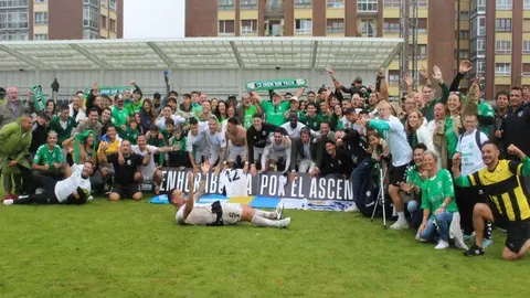 El equipo y los aficionados celebrando el merecido triunfo en el campo del Portugalete