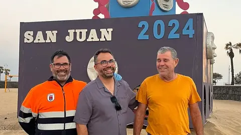 El concejal de Festejos, Echedey Eugenio, con los operarios del Ayuntamiento responsables de los montajes.