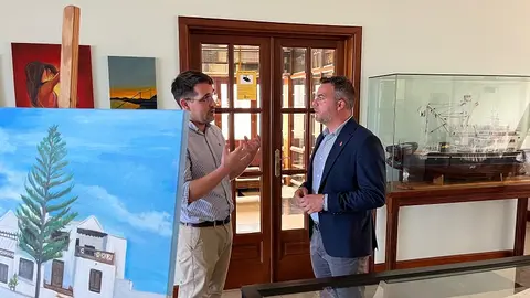 Jacobo Medina en la visita a la Sociedad Democracia.