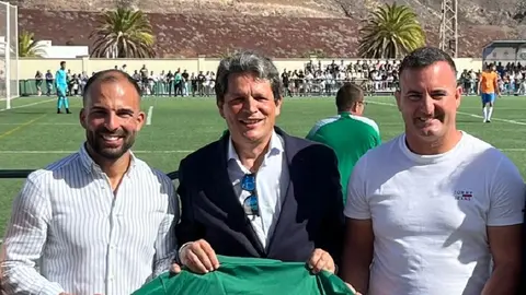 El presidente del Unión Sur Yaiza con los concejales Daniel Medina y Ángel Lago en el campo donde pasó fatiga el presidente del Portugalete.