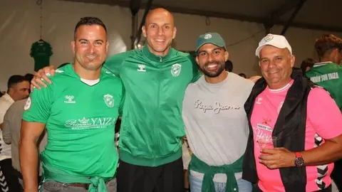 Ángel Lago junto al portero del Unión Sur Yaiza y sus compeñeros en el Ayuntamiento de Yaiza.